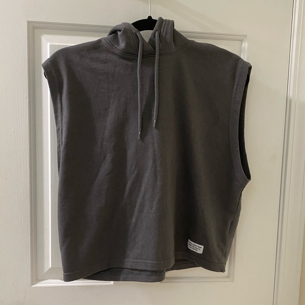 H&M/DIVIDED GRAY MUSCLE SHIRT